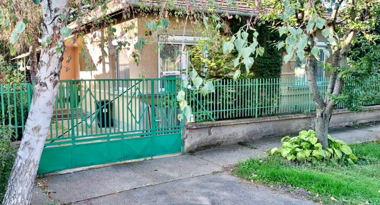 Grany'S Retro Guesthouse Near Budapest Airport Vecsés Exterior photo